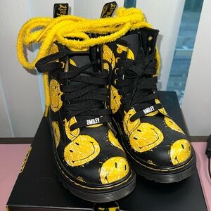 Kids Dr. Martens 1460 Smiley J scribble hydro. Size 1
